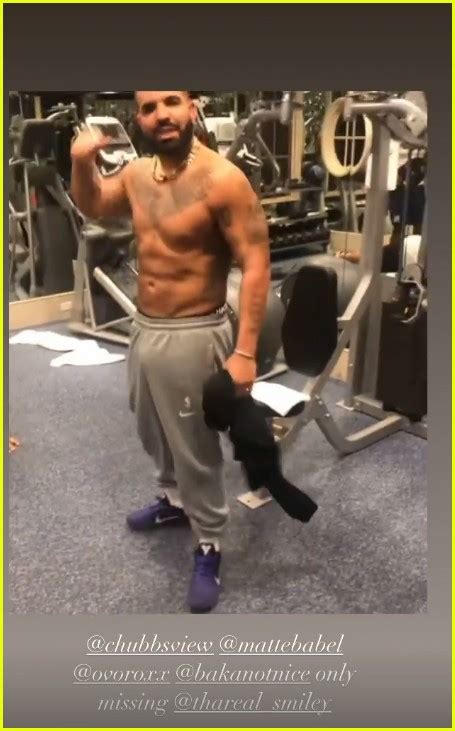 drake bulge|Drake Shows Off His Fit Physique Shirtless During a。